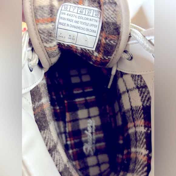 Sketchers Duck Boots NWT: In white & beige. Size 10. - Picture 5 of 7